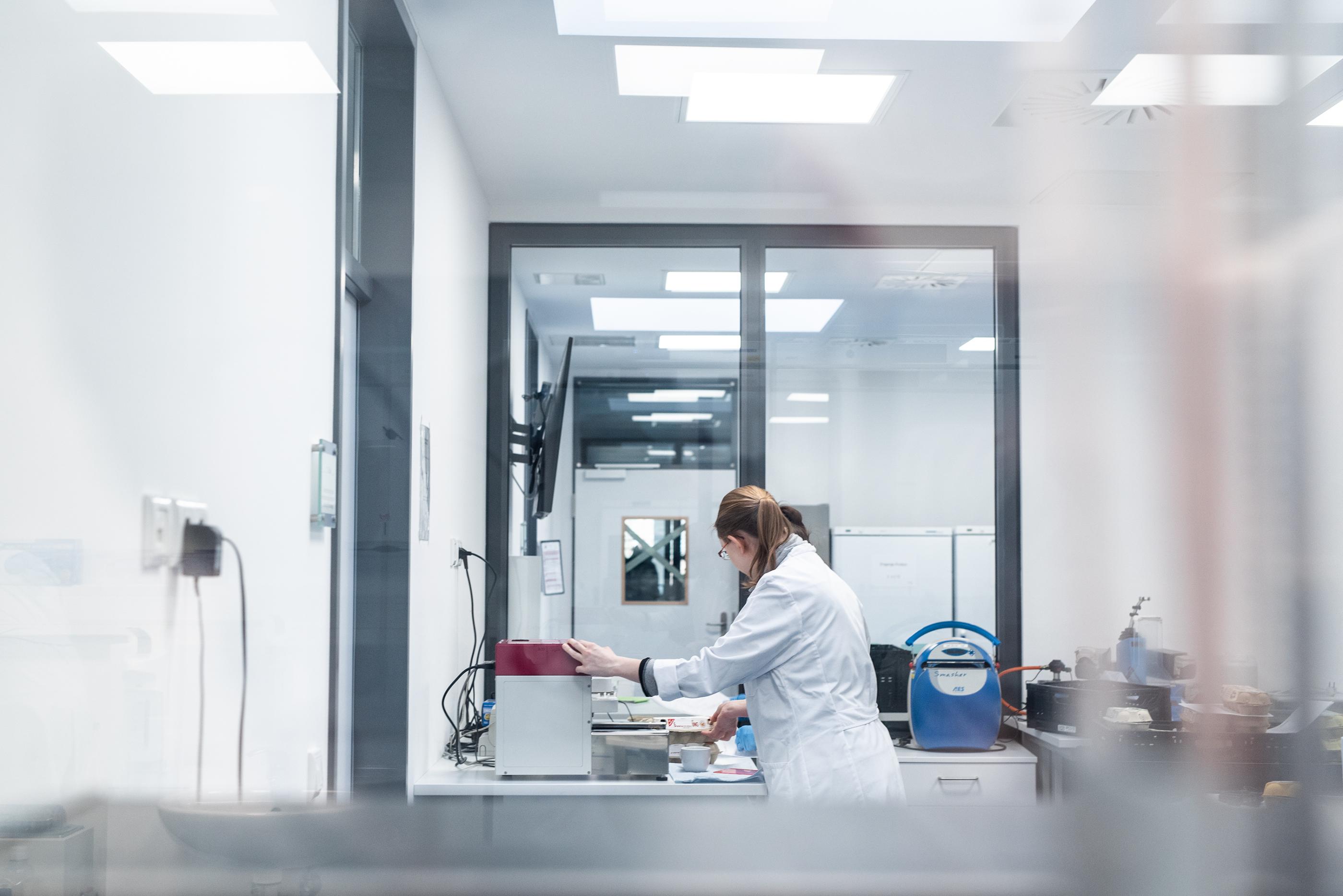 Análisisde alimentos en laboratorios contratados acreditados